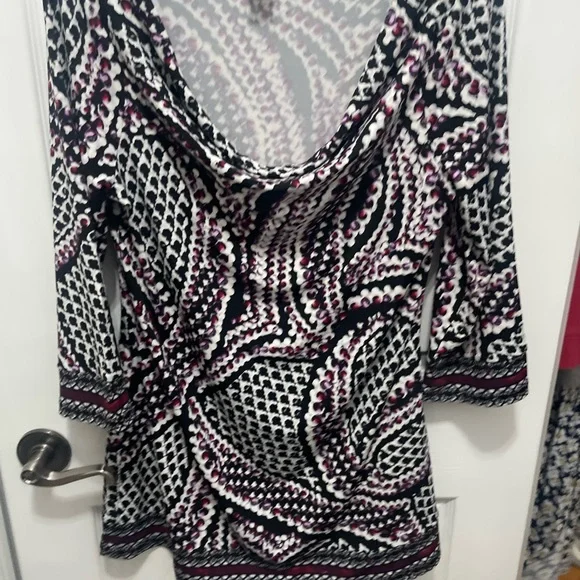 White House Black Market Fitted Graphic Blouse with Cuffed 3/4 Sleeves - Picture 3 of 11